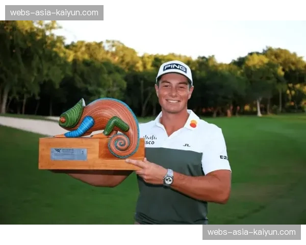 花絮:传承高球赛现场,小球迷幸运接住霍夫兰打出的纪念币 花絮:传承高球赛现场,小球迷幸运接住霍夫兰打出的纪念币