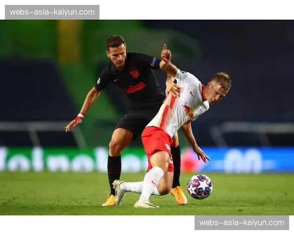 特写：盲人球迷在志愿者的解说下，于家中“观看”欧冠激动落泪